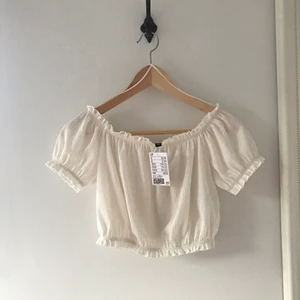 Off-shoulder topp  - Off-shoulder topp från hm stl.S. Aldrig använd. Köparen står för frakten. 