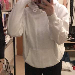 vit hoodie från h&m, strl s men den passar rätt så oversized på mig som brukar ha s. använd en gång. 