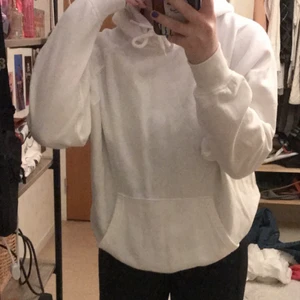 vit hoodie - vit hoodie från h&m, strl s men den passar rätt så oversized på mig som brukar ha s. använd en gång. 