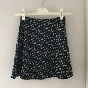 Kjol - Kjol i stl. xs. Använd endast ett fåtal gånger. Köparen står för frakten.