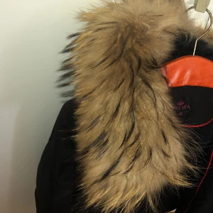 Chelsea dunjacka mycket bra skick - Säljer min Snygga kort figursydd dunjacka som ny . löstagbar Pälskrage.  Vattenavvisande och vindtät.