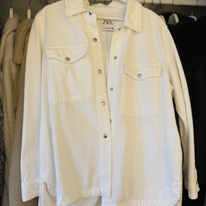 Vit jeans jacka - Endast använd några gånger. Väldigt fin passform.