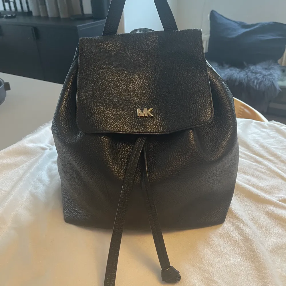 Jätte fin Michael kors ryggsäck jättefint skick. Nypris var runt 3500. Pris kan diskuteras vid snabb affär . Väskor.