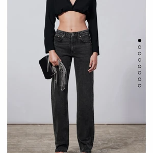 Zara jeans - Populära Zara jeansen med rätt låg midja. Aldrig använda då dem inte passa mig!!