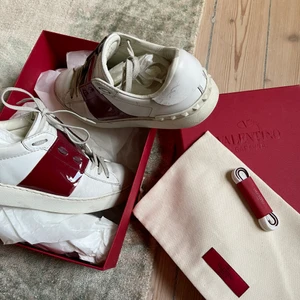 Valentino Garavani sneakers - Säljer mina ääälskade valentino sneakers. De är i storlek 37, men är lite stora för mig. Så passar även en 38! Skorna är i bra skick men man ser att dem är använda och slitna längst fram. Nypris: 5455 kr. Tillkommer även, kartong, dustbag samt extra snören.