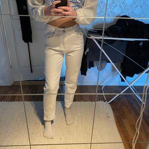 Säljer dessa vita jeans från Gina tricot💕💕