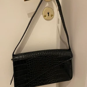 Shoulderbag från Nelly oanvänd - Croco-imiterad väska från Nelly. Inte fått användning för den därav säljer jag den. Nypris: 349