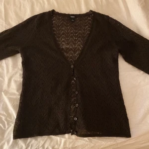 Söt stickad kofta - Väldigt fin kofta köpt på hm för några år sedan men aldrig använd! Original pris är 249kr men säljer nu den för att den ej kommit till användning. Väldigt bra skick och väldigt fin! Färgen är brun. Om frågor kontakta mig eller kommentera :))