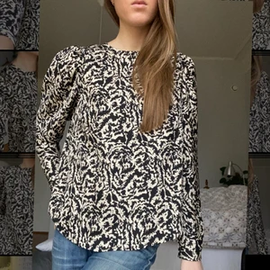 Blus - Oanvänd blus i strl M men passar även s