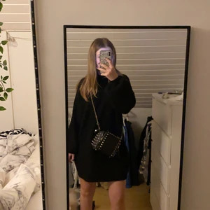 Svart stickad klänning  - Stickad svart klänning från Chiquelle. Storlek onesize. Använd 3 gånger. Köparen står för frakten som är 66kr 