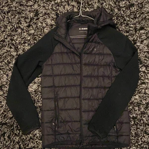 everest jacka  - säljer för att den är för liten på mig