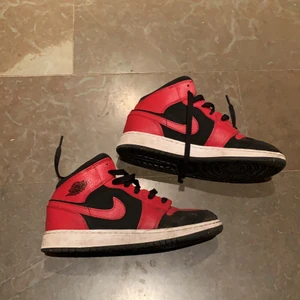 Jordan 1 mid - Säljer mina jordan 1 mid!! Skit snygga!! Väldigt bra skick! (Köpare står för frakt) 