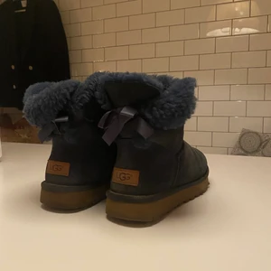 Ugg - Kollar intresse på mina blåa Ugg i storlek 38. Kan också tänka mig att byta mot ett par svarta eller gråa i 38 eller 39. Innersulan saknas. 