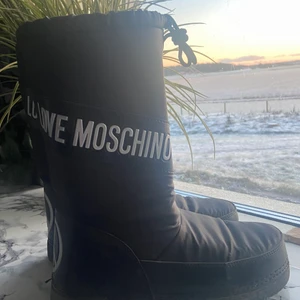 Moschino moonboots  - Ettt par svarta Moschino moonboots i storl 37-39! Köptes in för två år sedan, har haft dom en handfull ggr! Äkta såklart!   Fraktas helst då jag jobbar mkt så har inte så mkt tid att göra annat! 