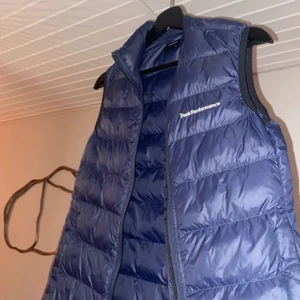 Peakperformance väst - Storlek:xs använd 3 gånger och är i väldigt fint skick nypris: 2000kr