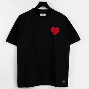 Svart oversized tshirt - Svart oversize T-shirt från märket sixth june. Strlk M. Aldrig använd. Inköpt för 370kr