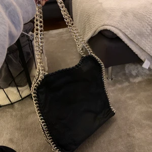 Väska - Väska från Tiamo, är i jättefint skick. Säljer pga har ingen användning för längre