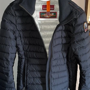 Parajumper Geena stortek Xs - Säljer min Parajumper Geena pga förlite användning så den är som ny i skicket, endast använt ca 4 ggr! Priset är diskuterbart!