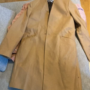 Wool coat - Mamgo wool coat - button is missing 