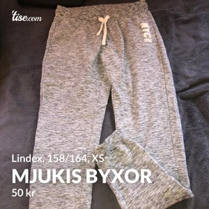 Mjukis byxor, XS - Jätte sköna mjukis byxor från Lindex. Storlek 158/164 men passar en XS. Säljer pga att de inte använts och därav är de i nyskick. Paketpris går att fixa vid köp av fler varor, hör av dig så löser vi något bra. Pris går absolut att diskutera vid enkel affär. Köparen står för frakten, finns på fler sidor. 😊