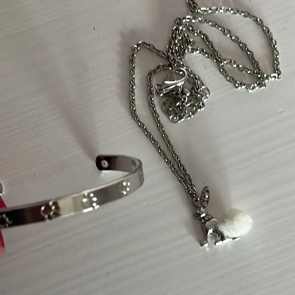 ARMBANDET ÄR SÅLD💞 Ett armband med tassar på🐾 och ett halsband med en kanin🐰20kr styck, frakt 12kr. Accessoarer.