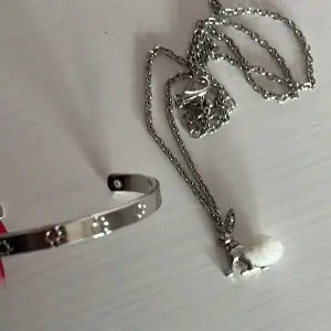 ARMBANDET ÄR SÅLD💞 Ett armband med tassar på🐾 och ett halsband med en kanin🐰20kr styck, frakt 12kr