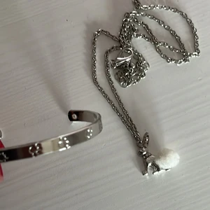 Halsband och halsband - ARMBANDET ÄR SÅLD💞 Ett armband med tassar på🐾 och ett halsband med en kanin🐰20kr styck, frakt 12kr
