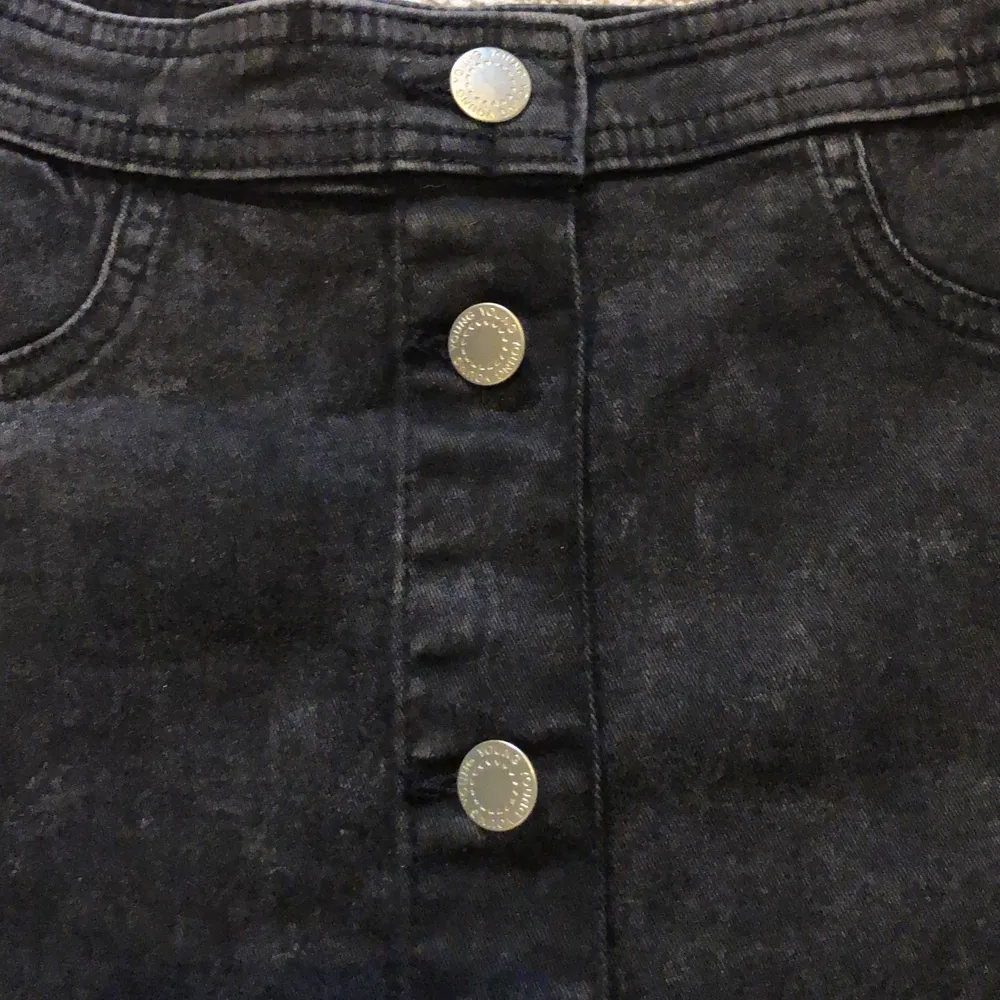 En fin svart jeanskjol i helt nytt skick. Kostar 40kr+24kr frakt❣️ strl xs. Kjolar.