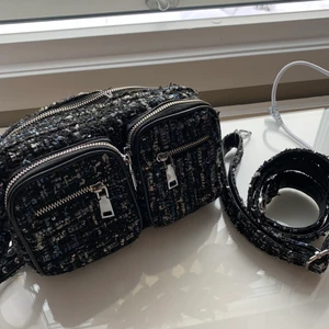 Noella väska - Skitsnygg och rymlig väska från noella. Sparsamt använd och inga skador på den, Långt band medföljer. Celina crossover bag (ocean blue)