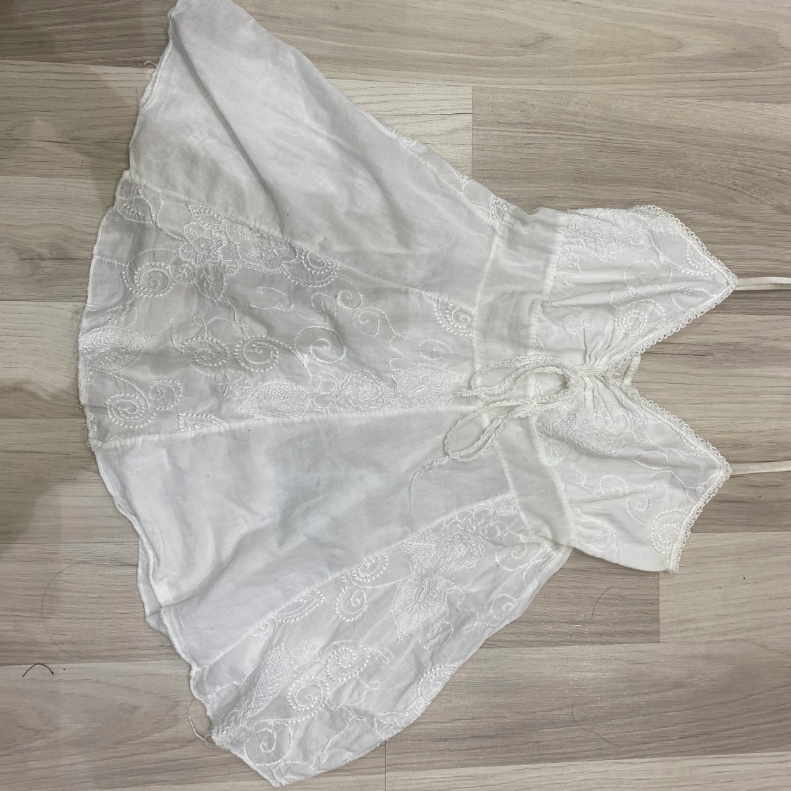 Gulligt vitt linne med brodyr 🤍 - 90