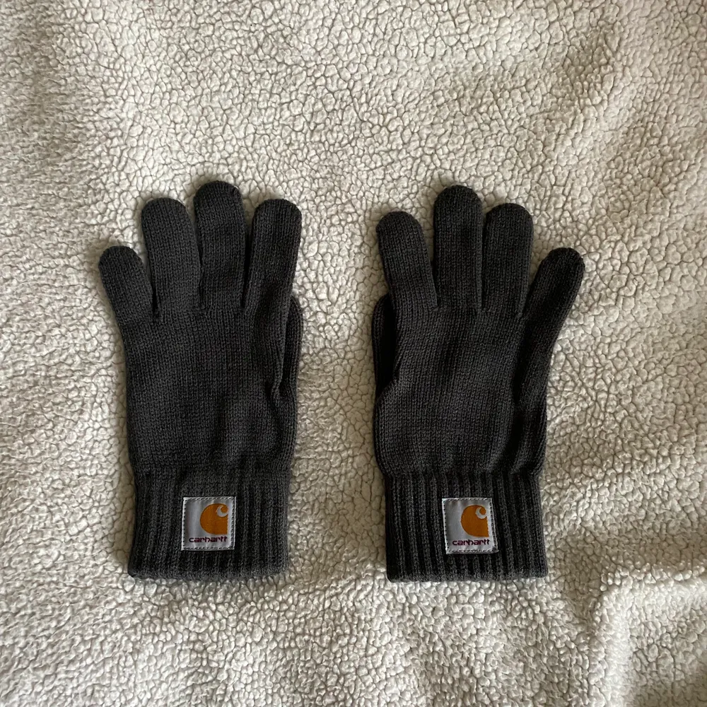 Nya Carhartt WIP Watch Gloves, vantar/fingervantar, färg ”Blacksmith” (mörkgrå). Slutsålda på Zalando. Fraktkostnad tillkommer, spårbar frakt 57kr eller frimärken 52kr.. Accessoarer.