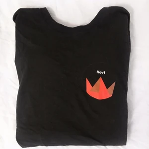 Unik hov1 tröja! - Denna tröja har aldrig sålts, utan skickades hem till mig av Spotify då jag var en av dem som lyssnat mest på hov1 2018/2017. Använd några få gånger. Mycket bra skick, inga defekter. Svart t-shirt med rött tryck på bröstet och vitt tryck på nacken. Passar XS-L