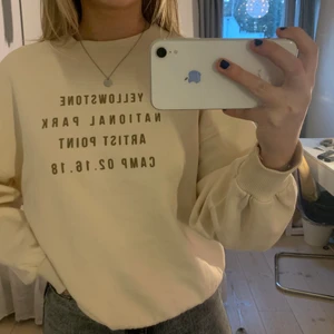 Sweatshirt  - Säljer denna fina sweatshirt som är i jättebra skick och bara använt ett fåtal gånger den är i barnstorlek 164 men skulle säga att den är i en S/M säljer för 100+frakt (66kr)