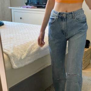 Super fina & nästan helt oanvända jeans. Dom är i ”straight” modell och sitter perfekt på mig, perfekt längd och super i midjan! Säljer endast då jag har massor med jeans redan! 😇