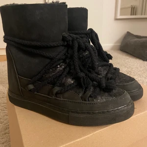 Inuikii skor - Säljer dom här jättefina inuikki skorna perfekt till vintern. Köpte dom av en tjej här på plick men de satt inte riktigt som jag ville. Aldrig använda av mig och tidigare ägaren säger att hon endast använde de 3 gånger, så i toppenskick👌🏼⚡️ Storlek 40 men funkar på mig som brukar ha 39!💓
