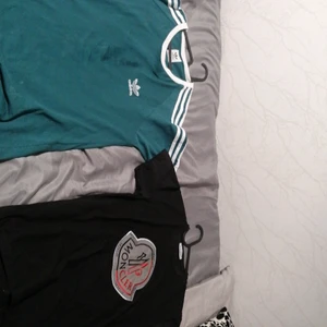 T-shirt  - Två helt nya t shirts riktigt feta en moncler och den andra Adidas 