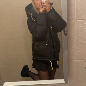 Fjällräven jacka  - Hej! Tänkte kolla om någon är intresserad av att byta min svarta helt nya fjällrävenjacka mot en annan färg , storlek Xs eller S, min är i S och är helt ny, använd i ca en månad