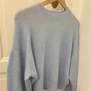 Weekday stickad tröja - Superfin och mysig stickad tröja i en jätte fin ljusblå färg (som är svår att fånga på kamera). Kommer tyvärr inte till användning längre:( Har använts ett fåtal gånger men är i väldigt gott skick nästan som ny! Köptes i fjol inne på weekday för 450! Hör av er vid intresse💕