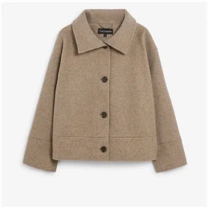 Jacka - Säljer min super fina eftertraktade beiga jacka!❤️ (köptes här på plick för 1 700kr då den var som mest populär och den var helt oanvänd när jag köpt den och hade lappen kvar) 