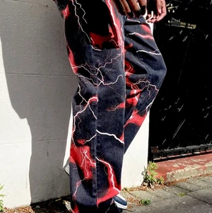 Svarta jeans med röda blixtar - Size 32/32.  Aldrig använda.  Kan postas