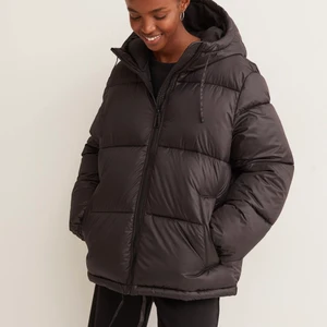 H&M pufferjacka - Säljer (eller byter mot strl S) denna helt oanvända pufferjacka (med lapparna kvar) i storlek M. Så snygg och slutsåld. Jag kan fortf lämna tillbaka den men tänker eftersom att den är slutsåld i storlekarna Xs-M kanske nån vill köpa den här? 💓 