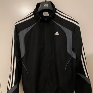 Adidas tracksuit  - Helt fräsch , träningsöverdel storlek M använd några ynka gånger.