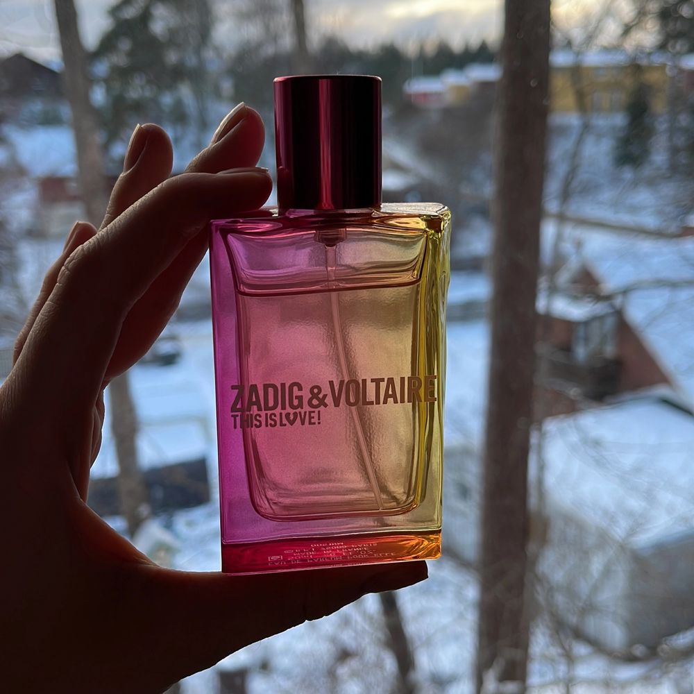 Säljer min Zadig & Voltaire parfym THIS IS L💔VE, det är mycket kvar i den & den luktar jätte gott 💕 Nypris 840 kr, mitt pris 500kr men priset kan diskuteras vid snabb affär 🤎. Accessoarer.