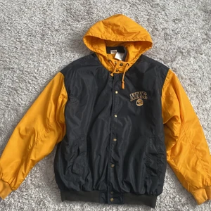 Nikejacka - Cool vintage nikejacka. Jackan är köpt från Plick men förra ägaren sa att den va från secondhand. Jag tror det är äkta nike. Jättesnygg jacka inte använd av mig och den har inga större defekter. Köparen står för frakten