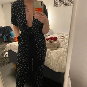 Jumpsuit - Supersöt jumpsuit med små blommor på, köpt på Indiska. Nästan aldrig använd och i toppenskick! Kan användas när man vill vara lite finare klädd men är väldigt skön. 