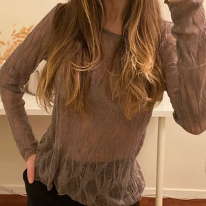 Zara topp - Topp från Zara i brun färg, ganska genomskinlig så snyggt att ha med en svart spets under. Storlek S. Har aldrig använt den. Kan mötas upp i Stockholm/Östermalmstorg annars står köparen för frakt 🤎