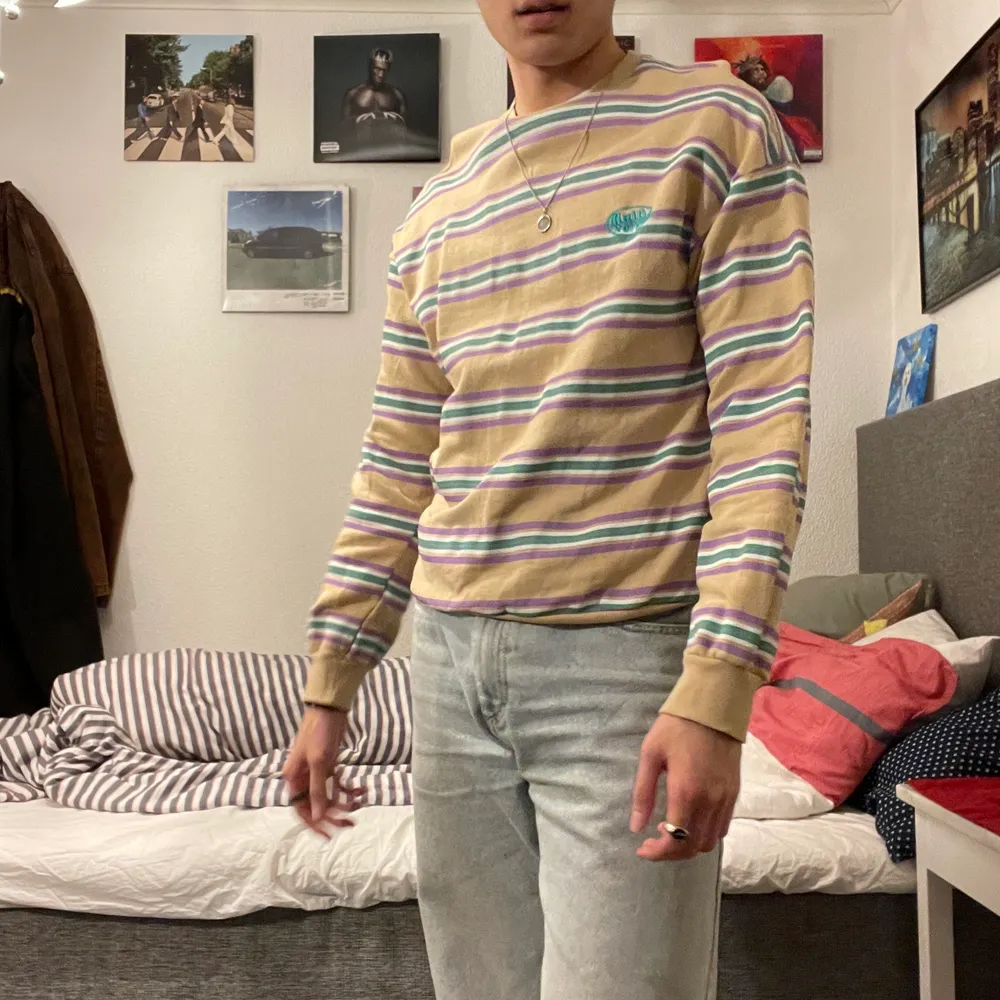 Skit fin beige tröja från junkyard.💖 Kond 8.5/10. Size medium och sitter ganska true to size.❤️ Frakt behandlas av köparen🤌🏻. Hupparit & Collegepaidat.