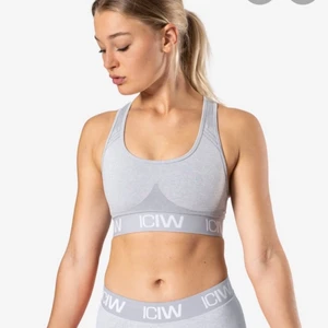 Sport top - Oanvänd iciw seamless sport bra i ljusgrått, superfin men för liten för mig💖