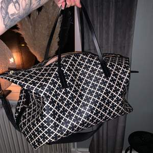 Weekendbag från Malene Birger. Bra och rymlig, endast använd ett fåtal gånger så i nyskick. ☺️Ordinarie pris 3450kr