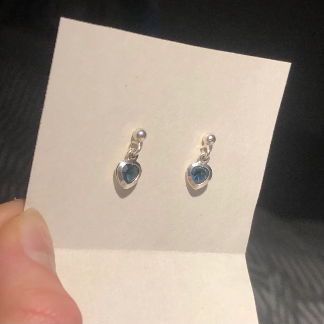 Mörk blåa hjärtan  örhängen